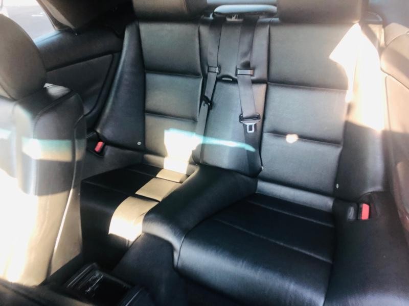 BMW 3 Series Vehicle Full-screen Gallery Image 13