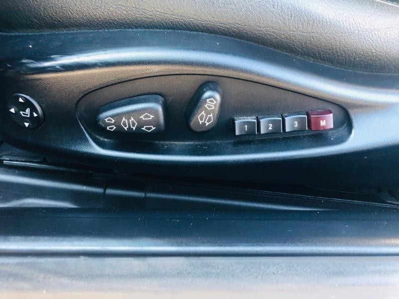 BMW 3 Series Vehicle Full-screen Gallery Image 14