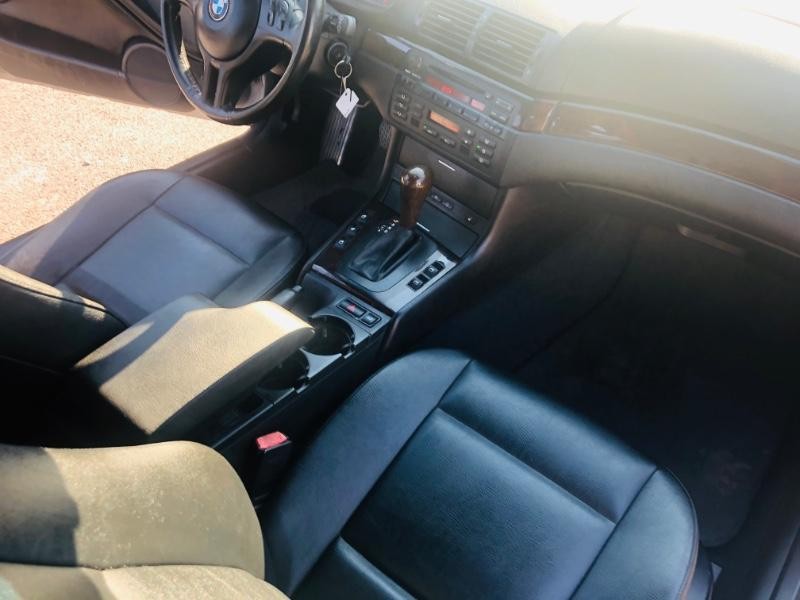 BMW 3 Series Vehicle Full-screen Gallery Image 17