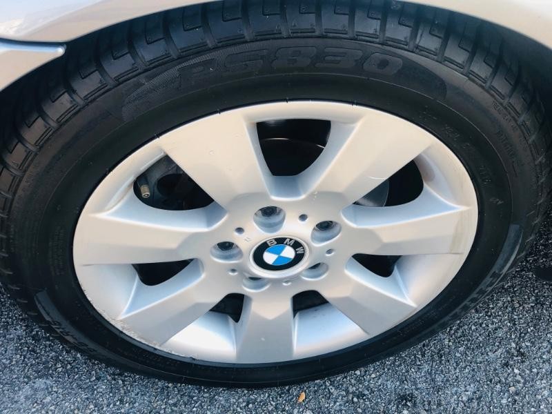 BMW 3 Series Vehicle Full-screen Gallery Image 36