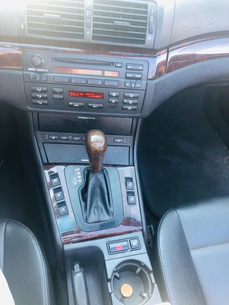 BMW 3 Series Vehicle Full-screen Gallery Image 37