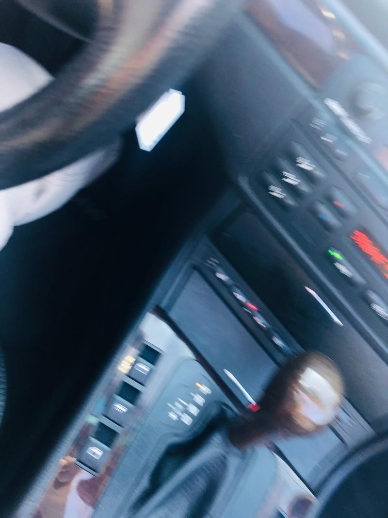 BMW 3 Series Vehicle Full-screen Gallery Image 38