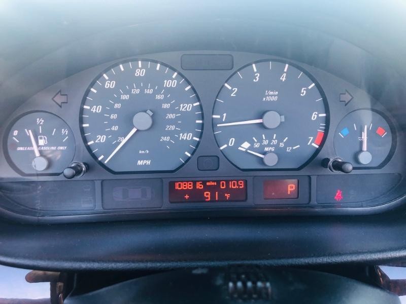 BMW 3 Series Vehicle Full-screen Gallery Image 39