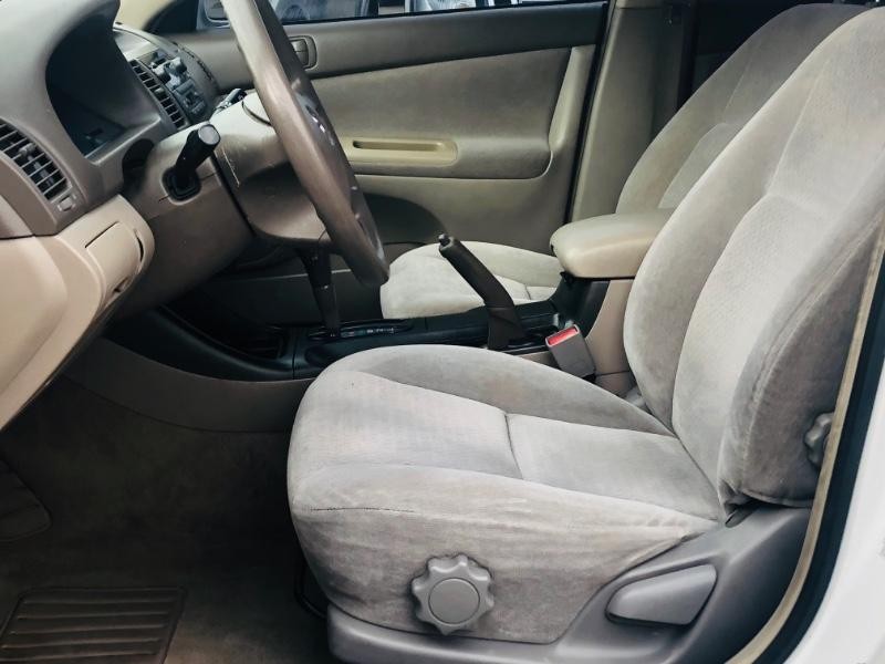 Toyota Camry Vehicle Full-screen Gallery Image 08