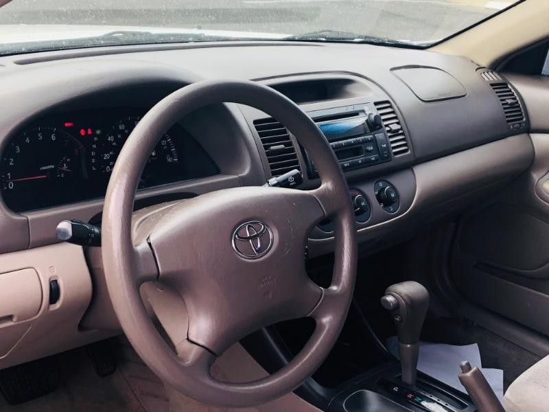 Toyota Camry Vehicle Full-screen Gallery Image 09