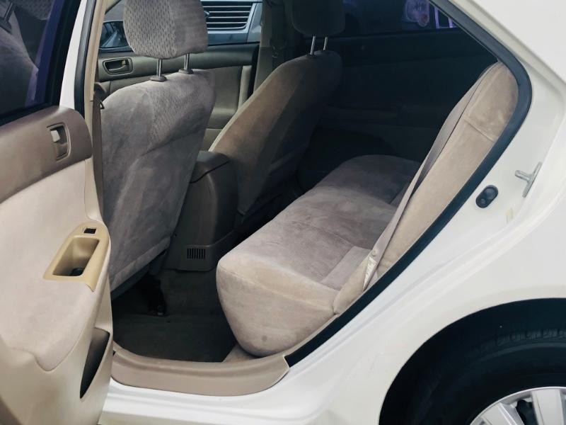 Toyota Camry Vehicle Full-screen Gallery Image 10