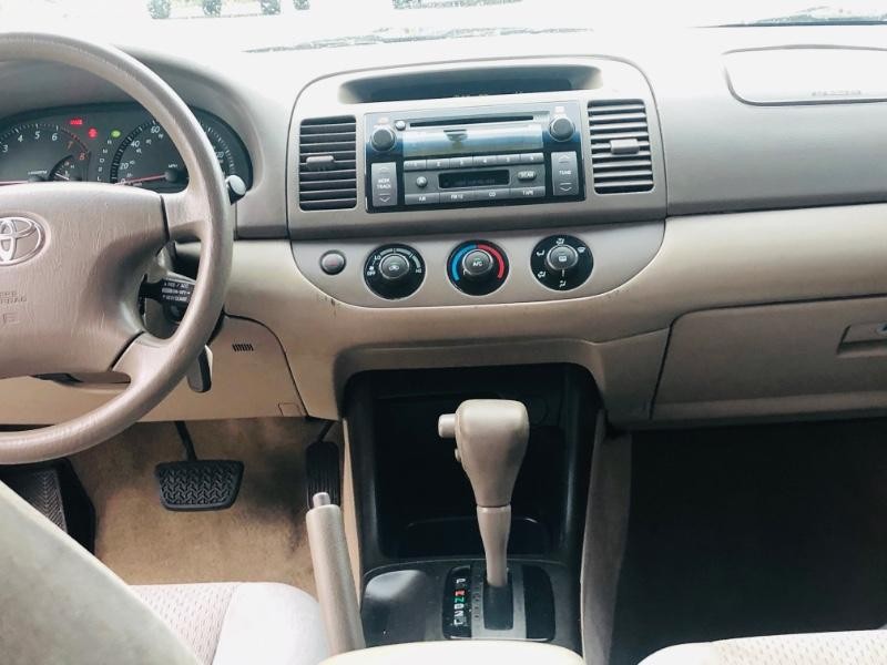 Toyota Camry Vehicle Full-screen Gallery Image 11