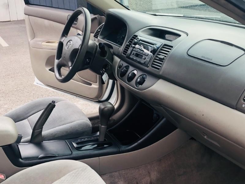 Toyota Camry Vehicle Full-screen Gallery Image 13