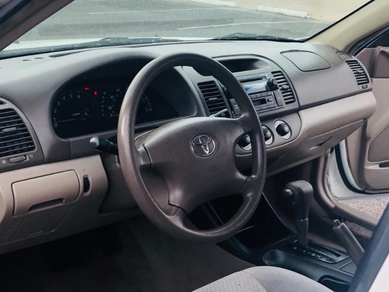 Toyota Camry Vehicle Full-screen Gallery Image 14