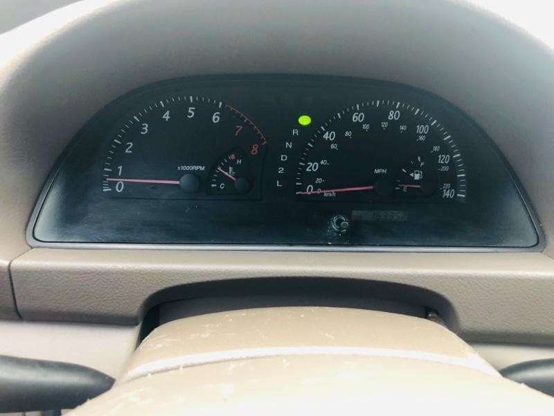 Toyota Camry Vehicle Full-screen Gallery Image 15