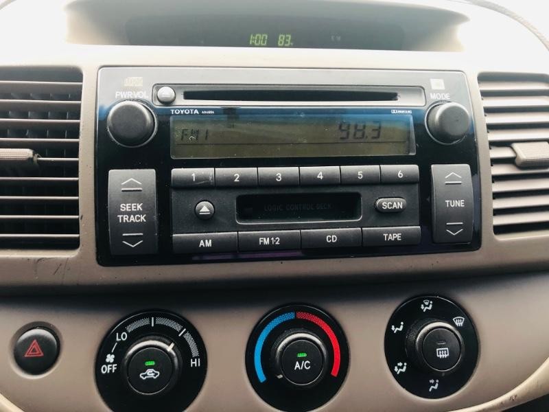 Toyota Camry Vehicle Full-screen Gallery Image 16