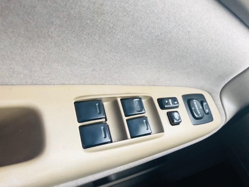 Toyota Camry Vehicle Full-screen Gallery Image 17