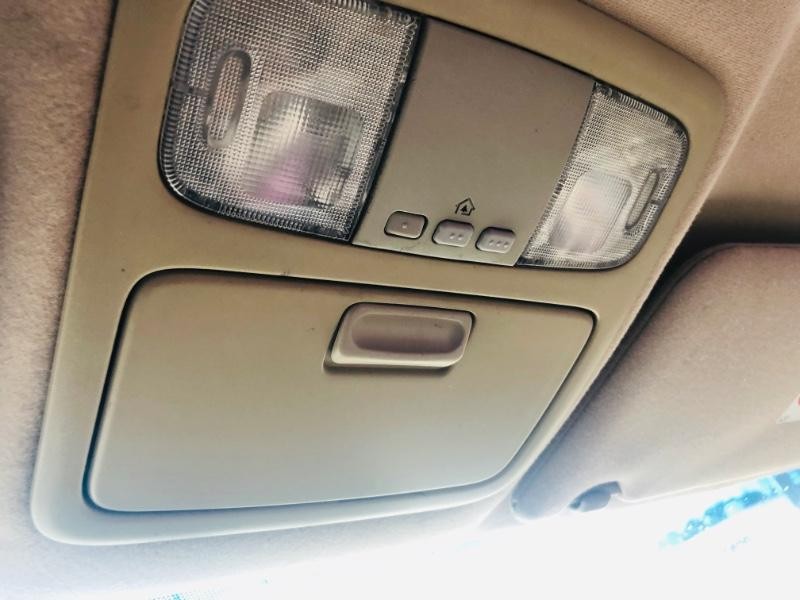 Toyota Camry Vehicle Full-screen Gallery Image 18