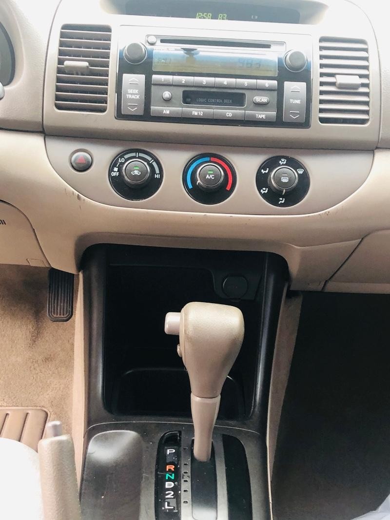 Toyota Camry Vehicle Full-screen Gallery Image 19