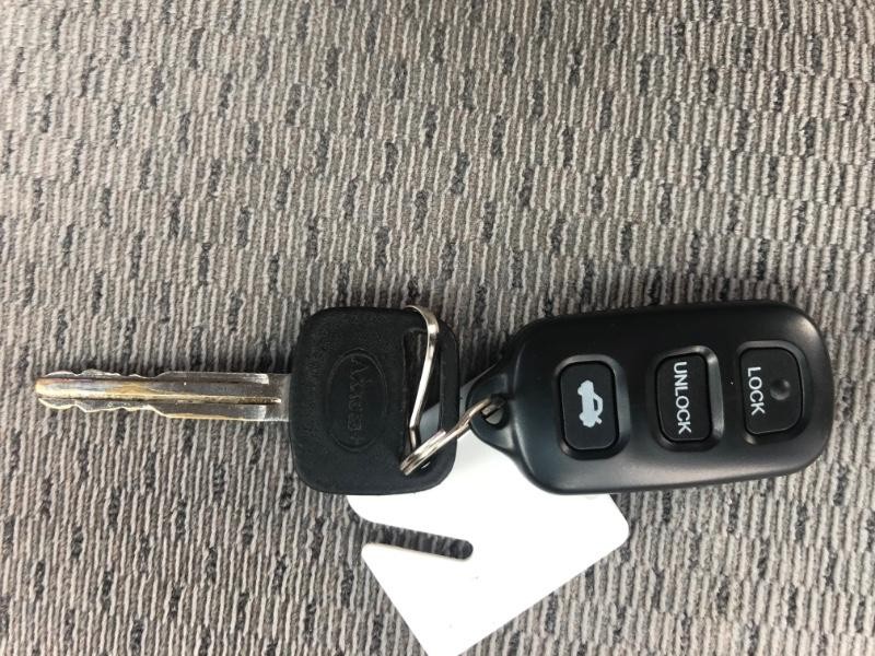 Toyota Camry Vehicle Full-screen Gallery Image 20