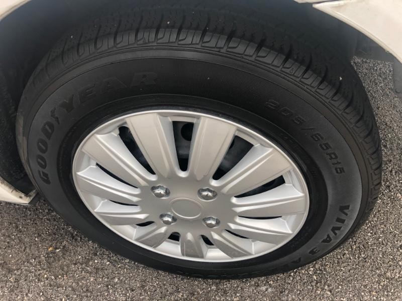 Toyota Camry Vehicle Full-screen Gallery Image 22