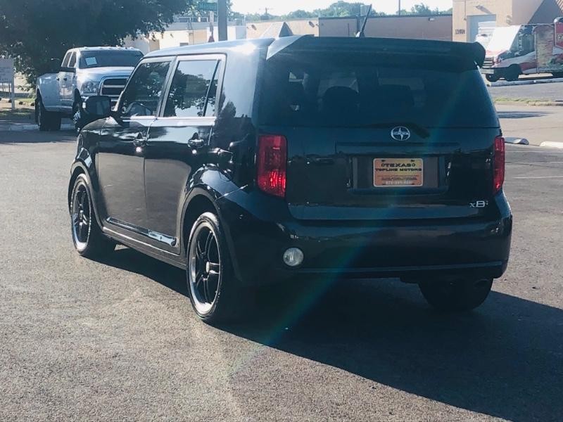 Scion xB Vehicle Full-screen Gallery Image 07