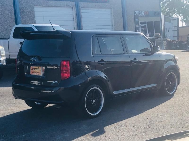 Scion xB Vehicle Full-screen Gallery Image 08