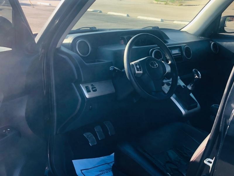 Scion xB Vehicle Full-screen Gallery Image 10