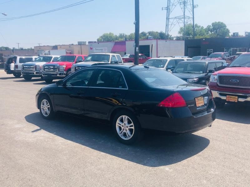 Honda Accord Sedan Vehicle Full-screen Gallery Image 11