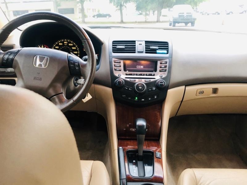 Honda Accord Sedan Vehicle Full-screen Gallery Image 16