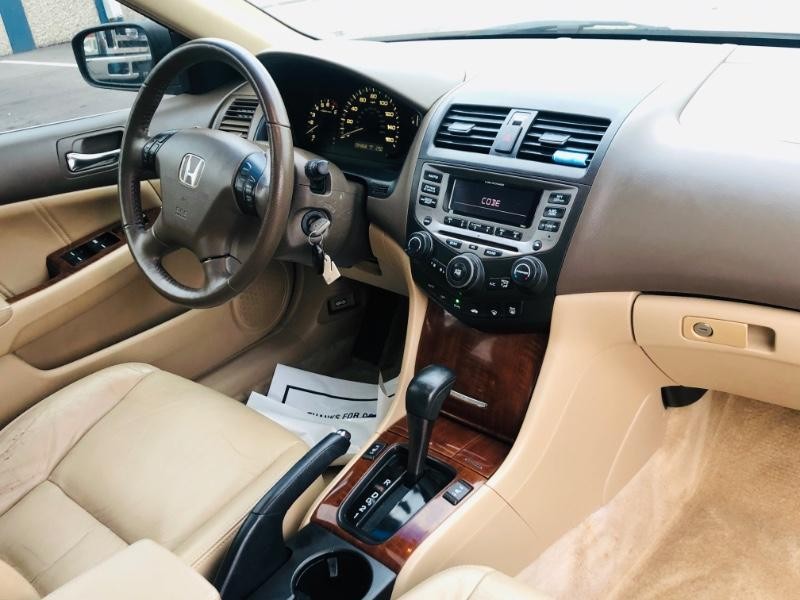 Honda Accord Sedan Vehicle Full-screen Gallery Image 26