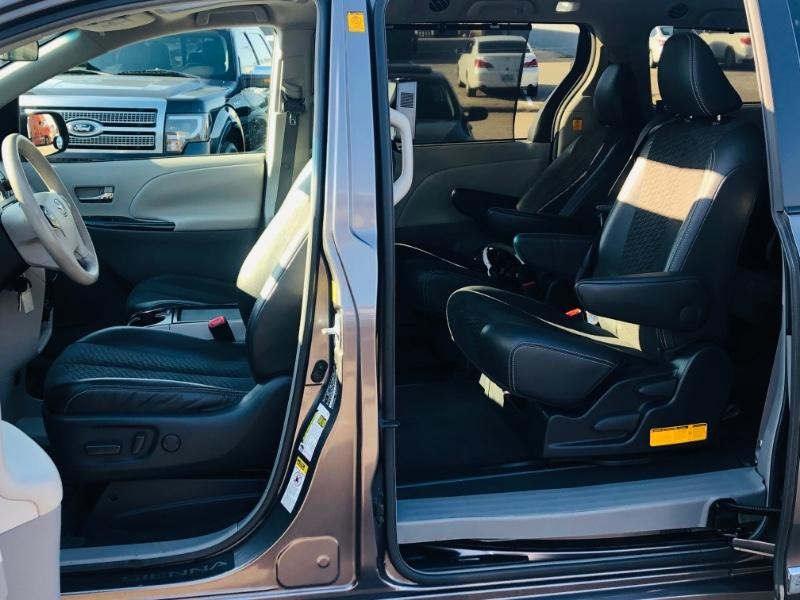 Toyota Sienna Vehicle Full-screen Gallery Image 12