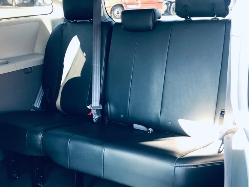 Toyota Sienna Vehicle Full-screen Gallery Image 13