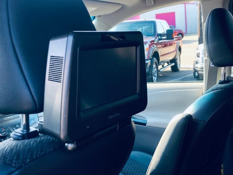 Toyota Sienna Vehicle Full-screen Gallery Image 15