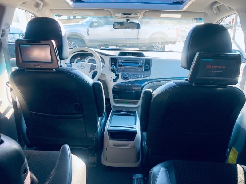 Toyota Sienna Vehicle Full-screen Gallery Image 18