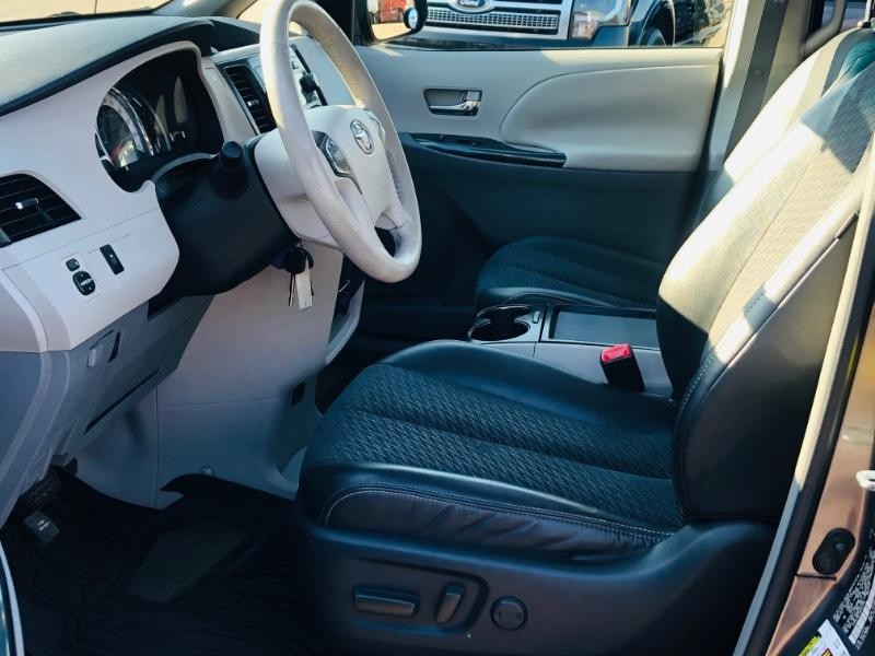 Toyota Sienna Vehicle Full-screen Gallery Image 19