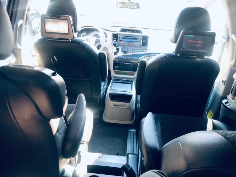 Toyota Sienna Vehicle Full-screen Gallery Image 20
