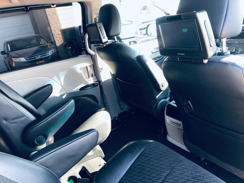 Toyota Sienna Vehicle Full-screen Gallery Image 21