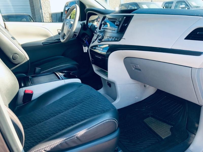 Toyota Sienna Vehicle Full-screen Gallery Image 22