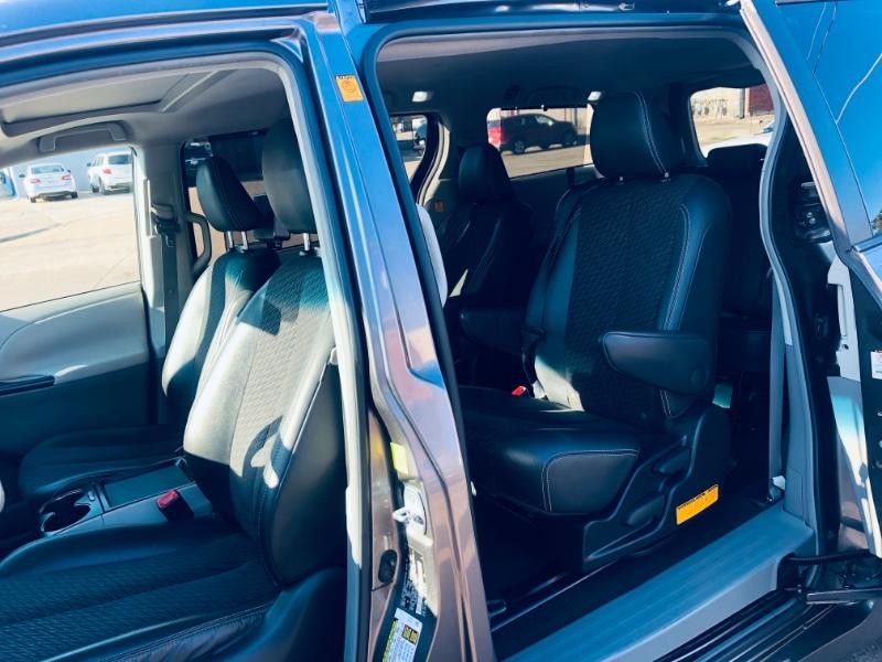 Toyota Sienna Vehicle Full-screen Gallery Image 24