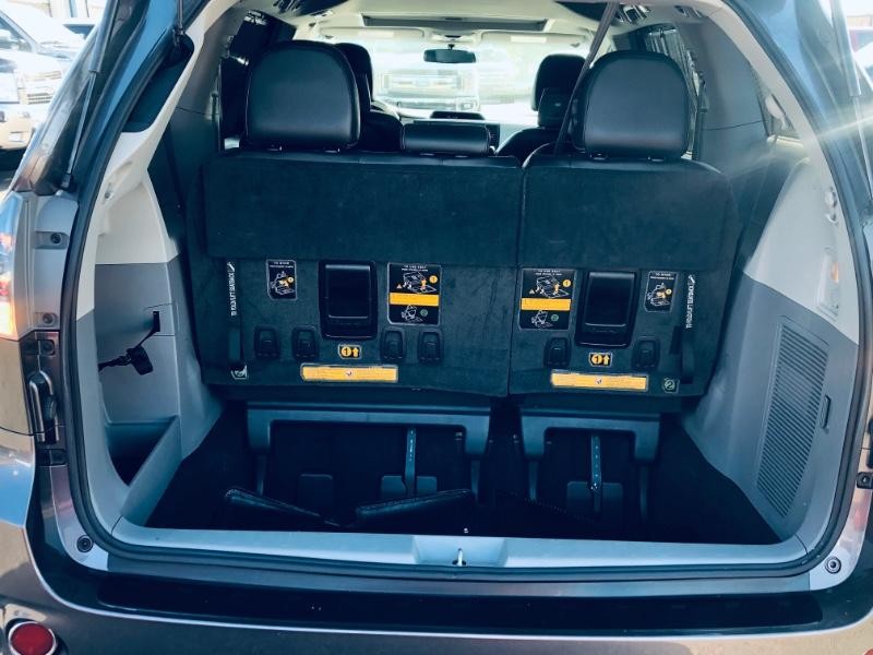 Toyota Sienna Vehicle Full-screen Gallery Image 25