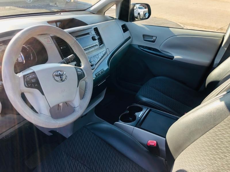 Toyota Sienna Vehicle Full-screen Gallery Image 35