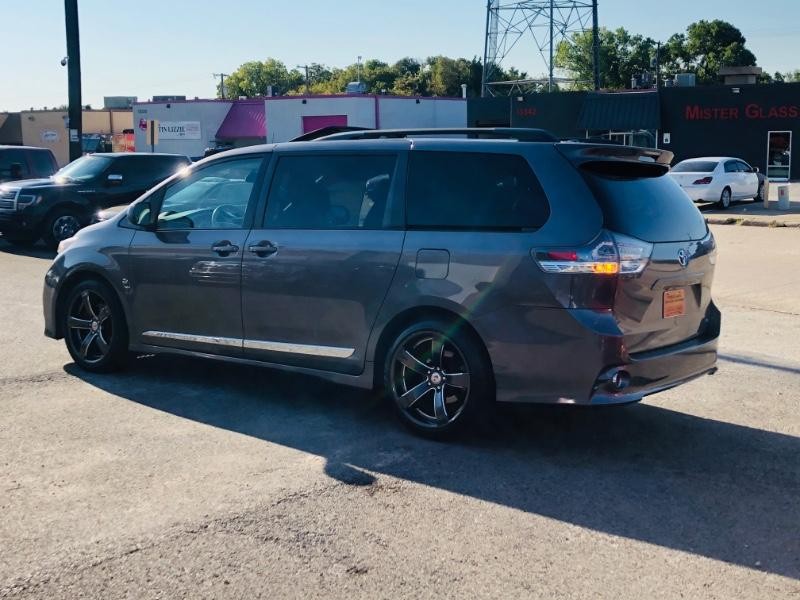 Toyota Sienna Vehicle Full-screen Gallery Image 37