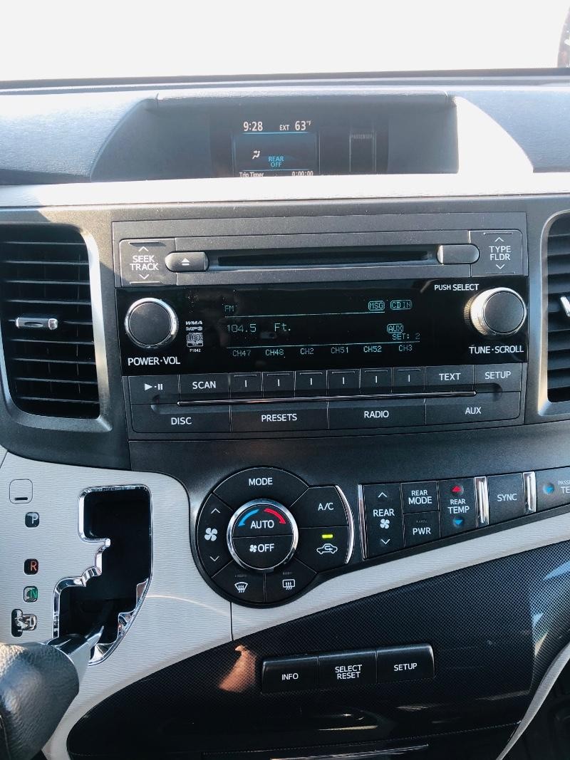 Toyota Sienna Vehicle Full-screen Gallery Image 39