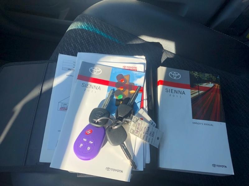 Toyota Sienna Vehicle Full-screen Gallery Image 47