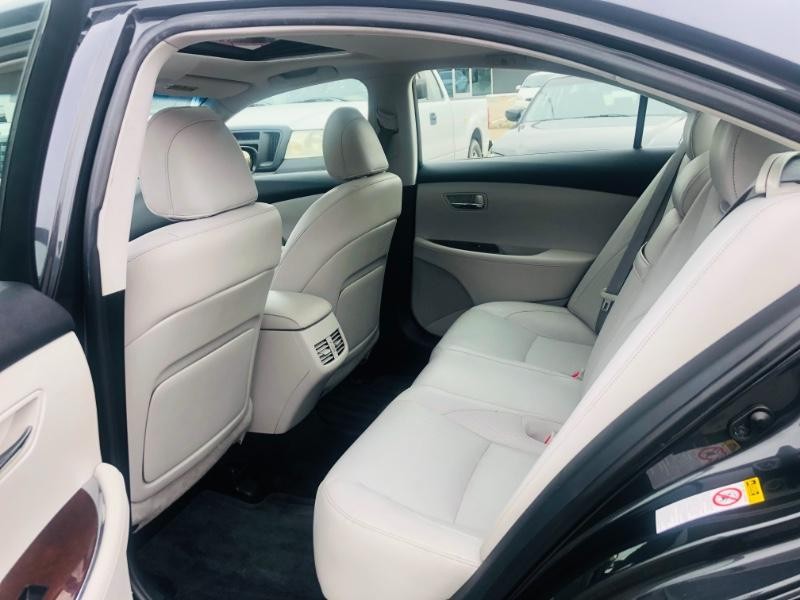 Lexus ES 350 Vehicle Full-screen Gallery Image 13