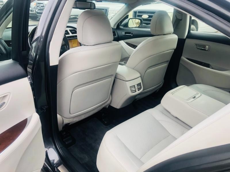 Lexus ES 350 Vehicle Full-screen Gallery Image 15