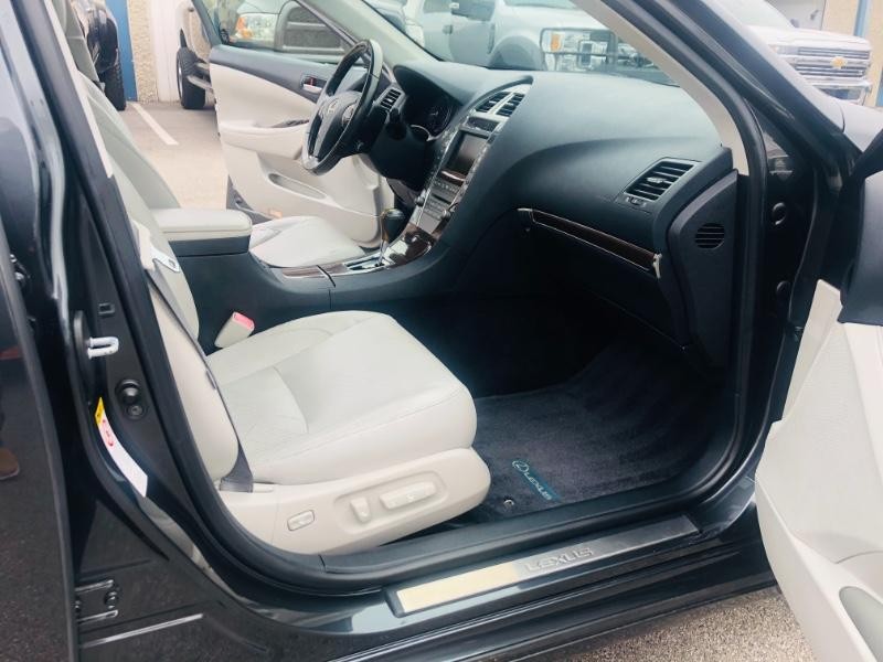 Lexus ES 350 Vehicle Full-screen Gallery Image 16