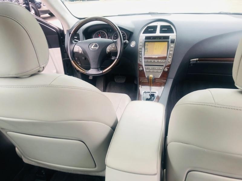 Lexus ES 350 Vehicle Full-screen Gallery Image 20