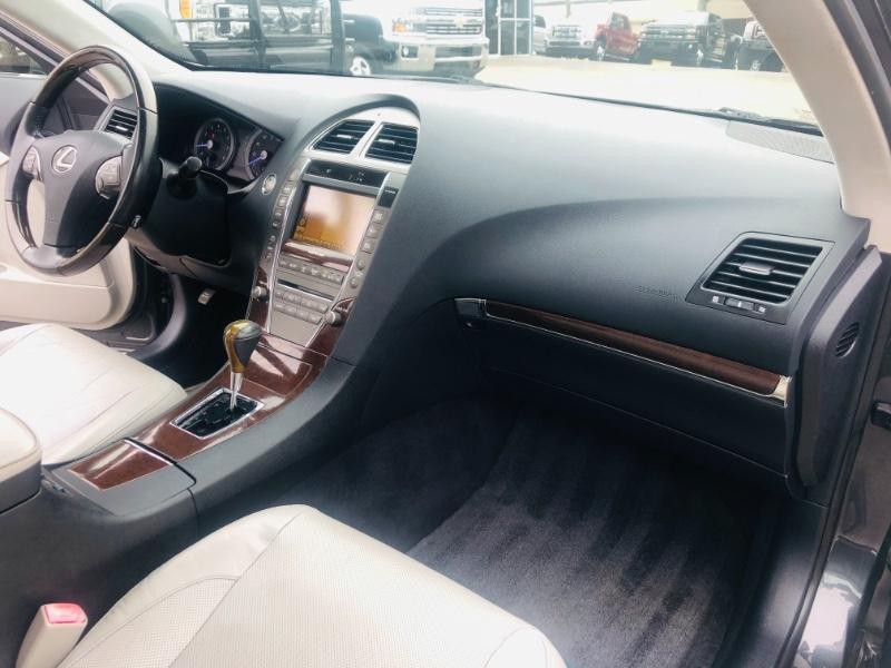 Lexus ES 350 Vehicle Full-screen Gallery Image 21