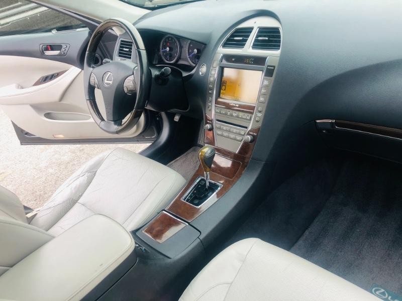 Lexus ES 350 Vehicle Full-screen Gallery Image 22