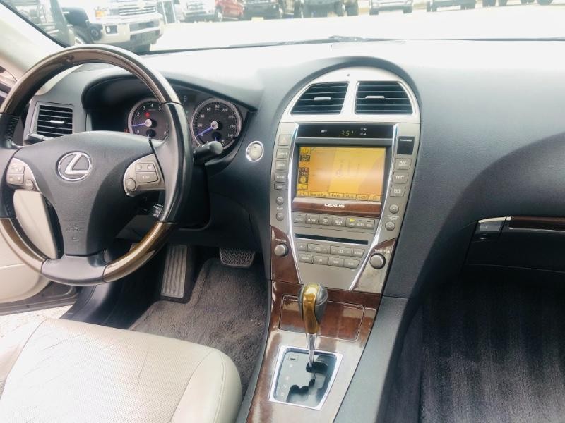 Lexus ES 350 Vehicle Full-screen Gallery Image 23