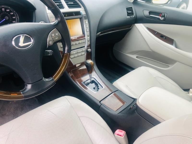 Lexus ES 350 Vehicle Full-screen Gallery Image 24