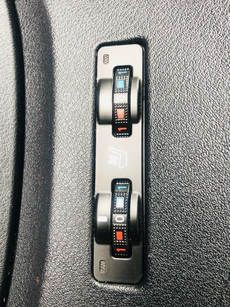 Lexus ES 350 Vehicle Full-screen Gallery Image 30