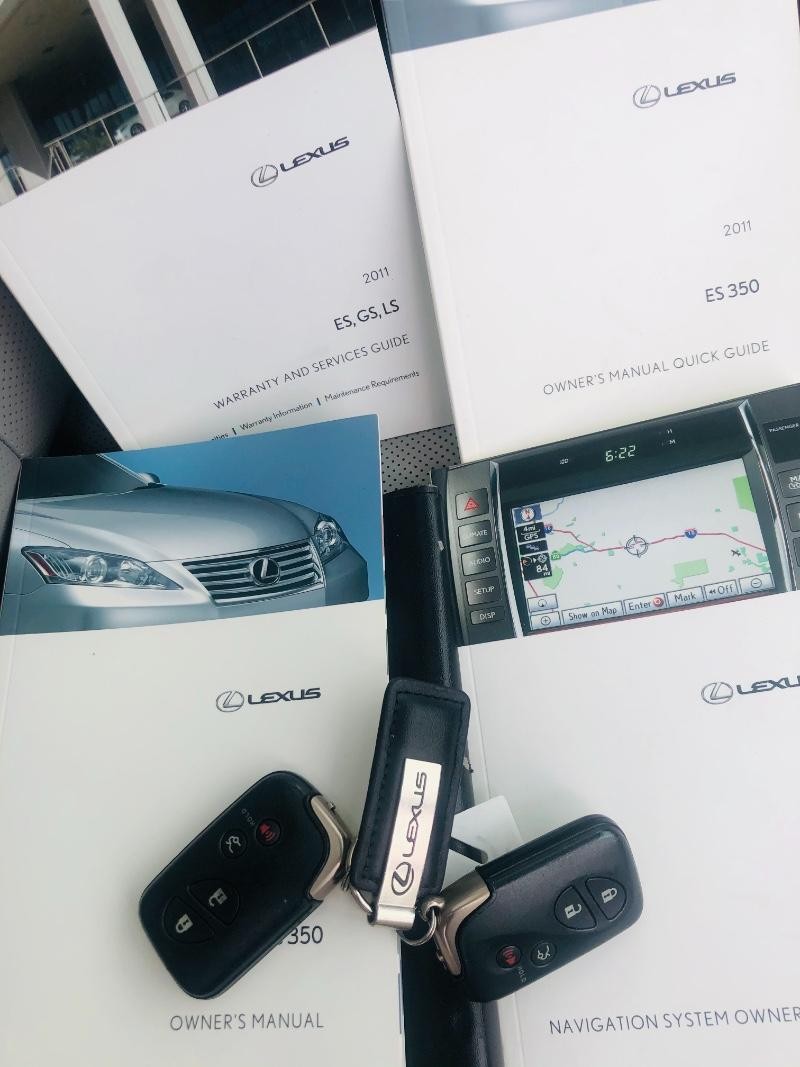 Lexus ES 350 Vehicle Full-screen Gallery Image 33